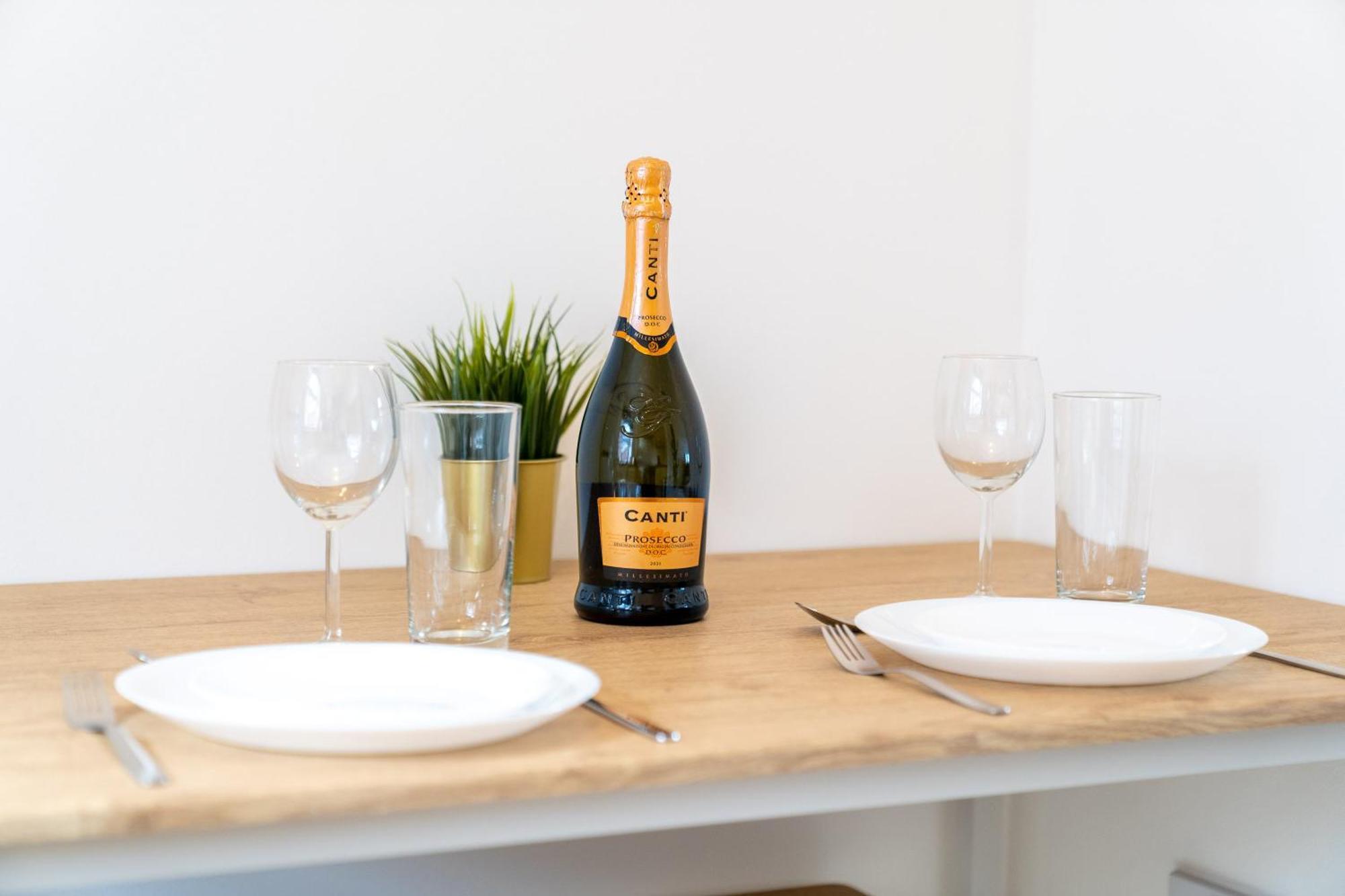 Spacious 2 Bedroom - Parking - Netflix - Wifi - 6cw *